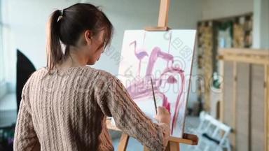 女人在不同的角度迅速地画出粉红色火烈鸟的笔画，她用画笔